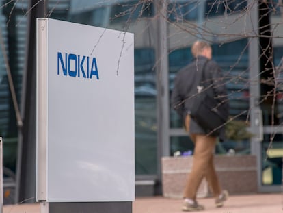 Logo de Nokia en la entrada de la sede de la compañía en Espoo, Finlandia.