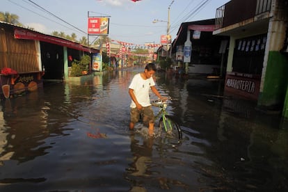 Un joven caminando por las zonas afectadas debido al fuerte oleaje registrado en la playa El Mahajual a 42 kilómetros al suroeste de San Salvador. La ministra de Medio Ambiente y Recursos Naturales de El Salvador, Lina Pohl, dijo a Efe que "gran parte" del litoral salvadoreño (en el Pacífico) "quedó muy dañado, debido al fuerte oleaje registrado en las últimas horas, sobre todo en el Puerto de La Libertad y el Majahual", al sur de la capital.