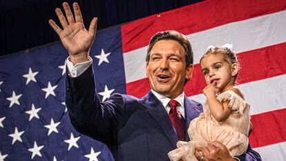 Ron DeSantis con su hija, en Tampa (Florida) el martes.