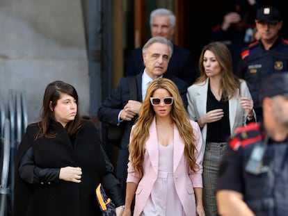 La cantante Shakira, junto a sus abogados, a la salida del juicio en la Audiencia de Barcelona, este lunes.