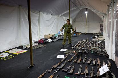 Un militar israelí presenta diferente armamento incautado a Hamás, que según el ejercito, fueron utilizadas por los terroristas el pasado 7 de octubre en el ataque contra Israel.