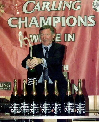 Alex Ferguson celebra con champán el título de campeón de Liga inglesa que conquistó a cinco jornadas del final de la temporada 2000/2001. Fue el séptimo título de Premier que el técnico logró con el United.