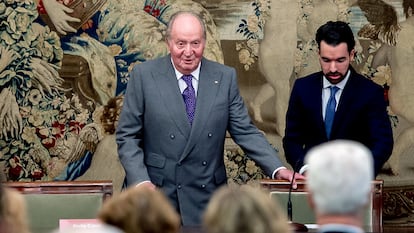 El rey emérito Juan Carlos I entrega el premio de economía que lleva su nombre, el 11 de diciembre de 2018 en el Banco de España.