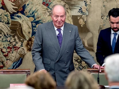 El rey emérito Juan Carlos I entrega el premio de economía que lleva su nombre, el 11 de diciembre de 2018 en el Banco de España.