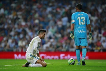Cristiano Ronaldo, de rodillas, tras la en&eacute;sima ocasi&oacute;n fallada contra el Betis