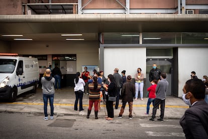 Parentes esperam para ter informações sobre pacientes com covid-19 internados no Hospital Municipal Tide Setúbal. Cena se repete todo os dias, às 17h.