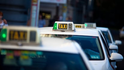 Foto de archivo de varios taxis.