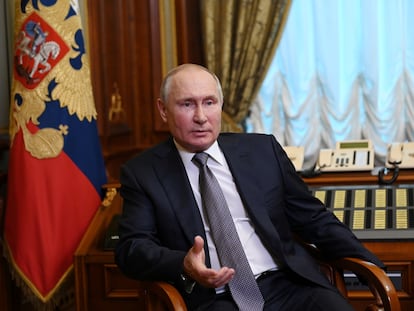 El presidente ruso, Vladímir Putin, responde preguntas respecto a su artículo sobre la unidad de rusos y ucranios, el pasado día 13 en San Petersburgo.