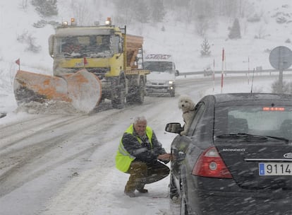 Tráfico aconseja llevar ropa de abrigo y un teléfono móvil con batería de recambio y, ante la posibilidad de quedar atrapado en la nieve, recomienda permanecer en el coche, con la calefacción puesta, renovando cada cierto tiempo el aire y vigilar que el tubo de escape no esté obstruido para evitar que los gases penetren en el interior del vehículo.