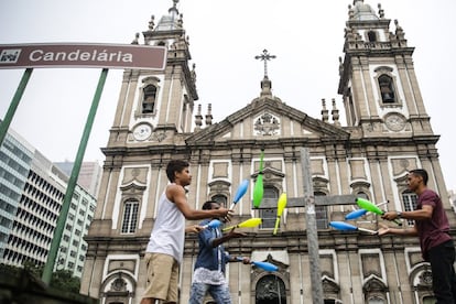 Depois da missa na igreja da Candelária, por volta de 12h, uma manifestação saiu em direção a Cinelândia. Na foto, artistas fazem malabarismos em frente à igreja.