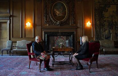 El rey Carlos III durante la audiencia con la presidenta del Parlamento escocés, Alison Johnstone, en el Palacio de Holyroodhouse, Edimburgo.