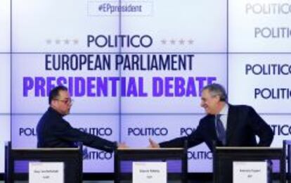 Los candidatos a la presidencia del Parlamento Europeo, Gianni Pitella (a la izquierda) y Antonio Tajani se saludan antes de un debate el 11 de enero.