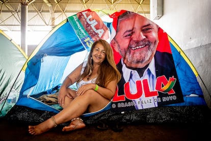 Sandra Lucía Gato, de 63 años, es una investigadora de mercado que viajó 24 horas desde Río de Janeiro. "Vine por un sueño hecho realidad. Soy militante y siempre he apoyado a Lula". Piensa que la primera acción presidencial de Lula debiera ser acabar con el hambre, remover el abismo social que abrió el ex presidente. Volver a tener democracia, amor.
