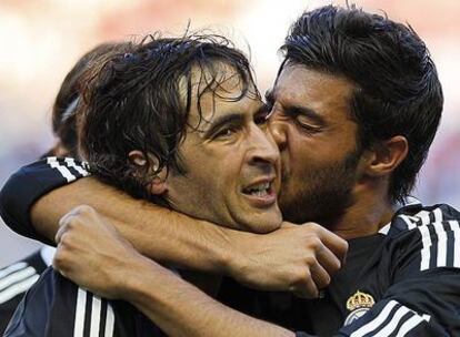 Miguel Torres besa a Raúl tras uno de los tres goles del delantero madridista al Sevilla.