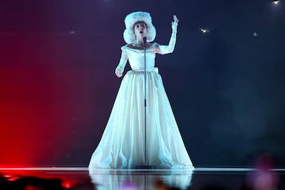 Actuación de Nemo, ganadora suiza de Eurovisión 2024, al inicio de la gala.