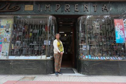 Ana Salazar, propietaria de la histórica papelería Salazar, fundada en 1905 en la calle Luchana.