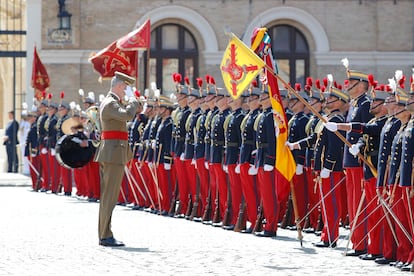 El rey Felipe pasa revista a las tropas durante la ceremonia en la que la princesa de Asturias ha recibido su despacho de alférez.