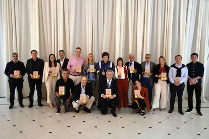 Javier Milei, al centro, en la reunión con su gabinete, en la Quinta presidencial de Olivos, Buenos Aires, el 22 de diciembre.