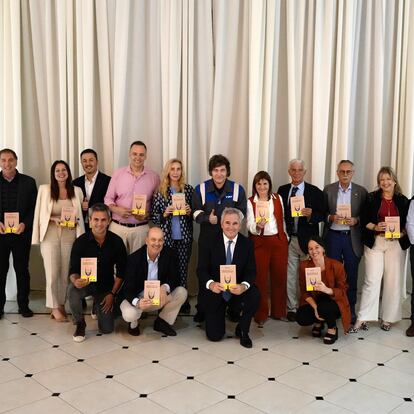 Javier Milei, al centro, en la reunión con su gabinete, en la Quinta presidencial de Olivos, Buenos Aires, el 22 de diciembre.
