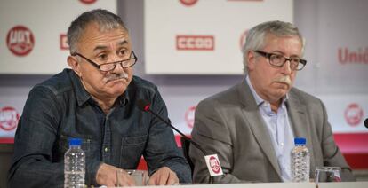 Los secretarios generales de CCOO y UGT, Ignacio Fern&aacute;ndez Toxo y Pepe &Aacute;lvarez, en la presentaci&oacute;n del manifiesto del Primero de Mayo