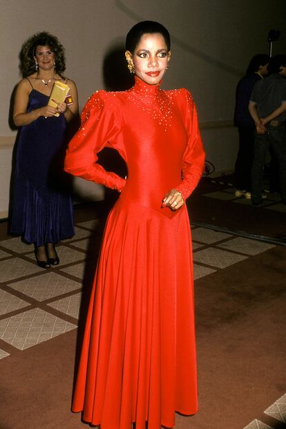 Melba Moore en 1987 luciendo uno de los colores que nunca faltan en la alfombra roja.