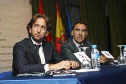 El presidente ejecutivo y consejero delegado de Grupo Secuoya, Raúl Berdonés (i), y el consejero y director general del canal nacional 13 TV, Alejandro Samames (d) durante su participación hoy en la mesa redonda sobre los intereses televisivos de los españoles en el curso de verano "Prensa y poder" que tiene lugar en la Ciudad de la Educación San Gabriel, Aranda de Duero, Burgos.