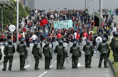 Agentes de la policía antidisturbios bloquean el paso a manifestantes que participan en la jornada de protestas que forman parte del paro nacional, en Bogotá (Colombia).
