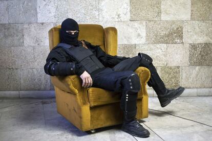 Este prorruso enmascarado aparece relajado sentado en un sillón del edificio que albergaba al Gobierno regional de Donetsk. El 3 de marzo, los prorrusos tomaron el edificio tras enfrentarse a la policía que protegía su sede.