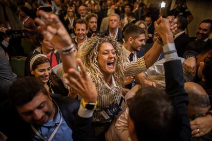 Electores celebran el triunfo del partido Hermanos de Italia en la sede del partido, en la madrugada de este lunes, en Roma. Meloni, que ha comparecido para evaluar el resultado de las elecciones, ha celebrado la victoria de su partido. “No somos un punto de llegada, sino de partida. (...) Italia nos ha elegido y no la traicionaremos”, ha afirmado la líder del partido ultra. En conjunto, la coalición de derechas (con HdI, la Liga de Matteo Salvini y Forza Italia, de Silvio Berlusconi) suma el 44% de los votos. Pero es sobre todo por el tirón de Hermanos de Italia frente al desplome de los otros dos partidos de la coalición, en ambos casos por debajo del 10% de apoyos.