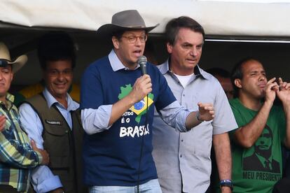 O ministro Ricardo Salles discursa ao lado de Bolsonaro diante de apoiadores do setor agrícola em Brasília, no domingo.