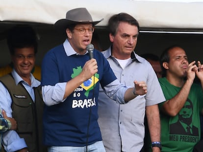 O ministro Ricardo Salles discursa ao lado de Bolsonaro diante de apoiadores do setor agrícola em Brasília, no domingo.
