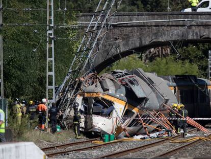 Equipos de rescate trabajan en el lugar del accidente de tren en O Porriño (Pontevedra) tras descarrilar en septiembre de 2016.