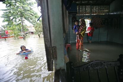 Una niña nada en el exterior de su vivienda inundada en Rantau Panjang, un pueblo malasio frontera con Tailandia, a 500 km al noreste de Kuala Lumpur, diciembre 2012.