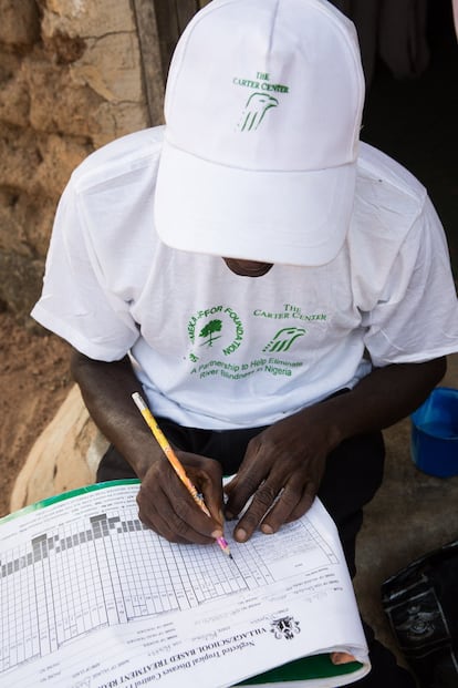 Un profesional de salud comunitaria actualiza un registro de personas que han recibido la quimioterapia preventiva de filariasis linfática en el estado nigeriano de Plateau.