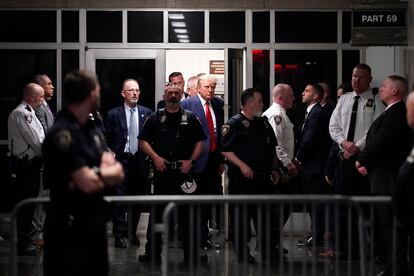 Donald Trump momentos antes de declarar ante el tribunal penal de Manhattan, este martes.