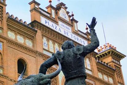 Foto de archivo de la plaza de toros de Las Ventas con el Monumento a El Yiyo en primer plano.
