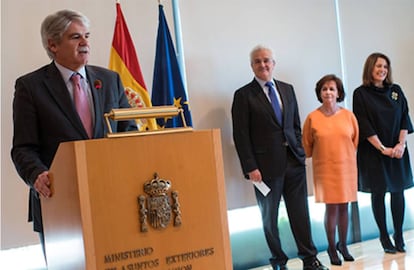 Batriz Larrotcha, segunda por la derecha, en la toma de posesi&oacute;n de altos cargos del Ministerio de Asuntos Exteriores.