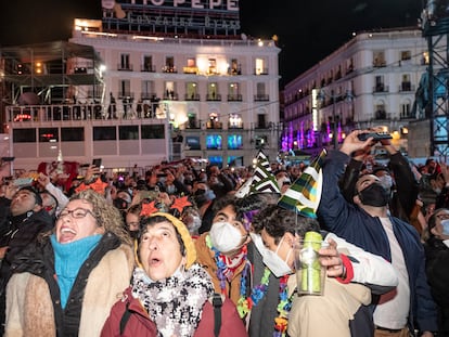 Los asistentes a las campanadas celebrando la entrada del año 2022, esta madrugada en la Puerta del Sol de Madrid.