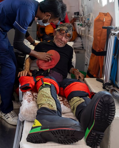 Carlos Soria llega a un hospital en Katmandú tras romperse la pierna derecha en una caída en el Dhaulagiri en 2023.