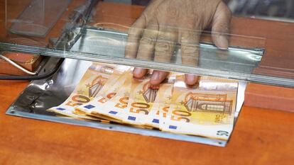 Ingresar la nómina (o la pensión) en el banco tiene premio: hasta 400 euros