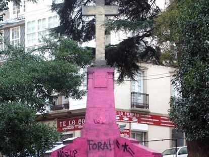 La Cruz de los Caídos de Amboage, en pleno centro de Ferrol, amaneció ayer cubierta de pintura rosa otro año más, coincidiendo con el 34º aniversario de la muerte de Francisco Franco.