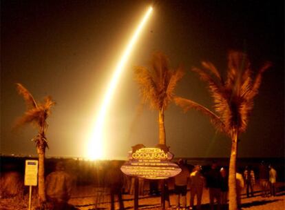 Un grupo de personas observa desde una playa cercana el lanzamiento de la sonda Kepler.