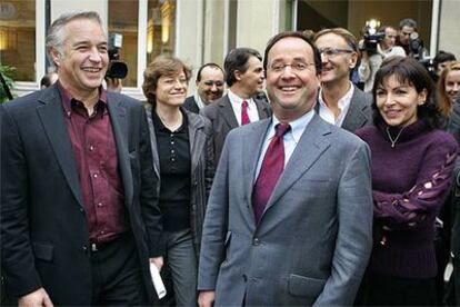François Hollande sonríe tras anunciar el resultado de la consulta a los socialistas sobre la Constitución.