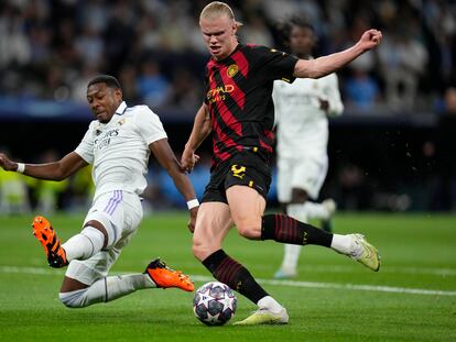 David Alaba trata de cortar un disparo de Erling Haaland en el partido de ida disputado en el Santiago Bernabéu (1-1)