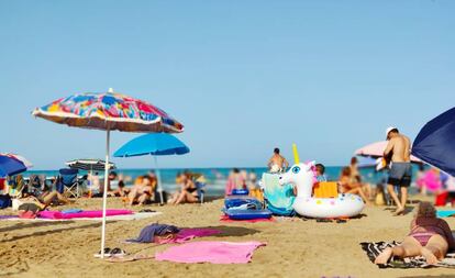 Una playa de Peñíscola cualquier día de julio.