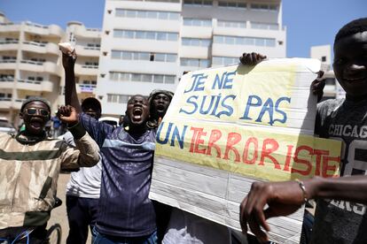 Varios manifestantes protestan por la detención del líder de la oposición Ousmane Sonko y sostienen una pancarta que dice 'No soy un terrorista' en Dakar, Senegal, el 8 de marzo de 2021.