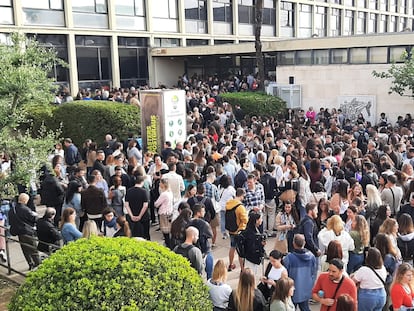 La entrada a la facultad de Economía de Barcelona, con aspirantes a ser funcionarios de la Generalitat, esperando a la hora que estaban citados para hacer las oposiciones el pasado sábado 29 de abril.