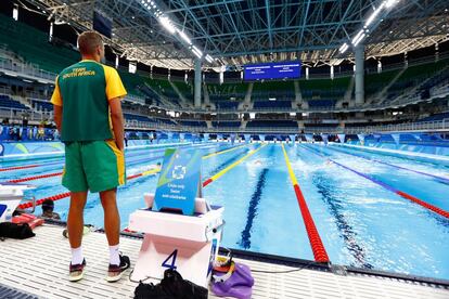 Chad Le Clos, del equipo sudafricano, observa la piscina olímpica durante una sesión de entrenamiento en el Estadio Acuático de Río.