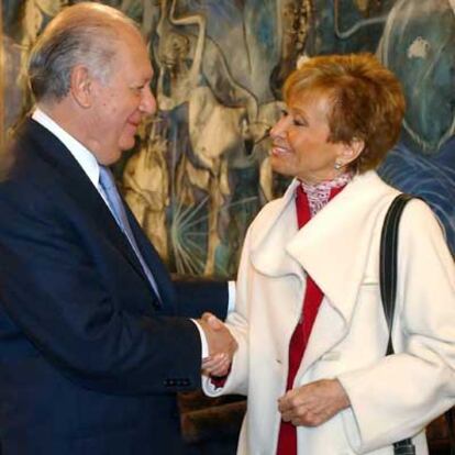 El presidente chileno, Ricardo Lagos, saluda a la vicepresidenta María Teresa Fernández de la Vega.