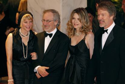 Steven Spielberg y su esposa, Kate Capshaw, junto a Michelle Pfeiffer y su esposo, el productor David Kelly.